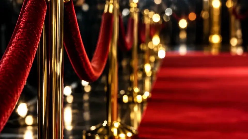 Alfombra roja y postes dorados de una gala