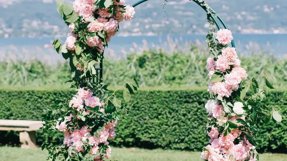 Arco de flores para una ceremonia de boda