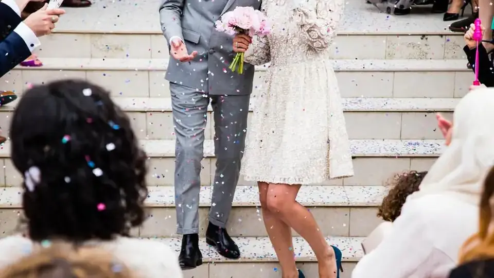 Novios saliendo entre confeti el día de su matrimonio
