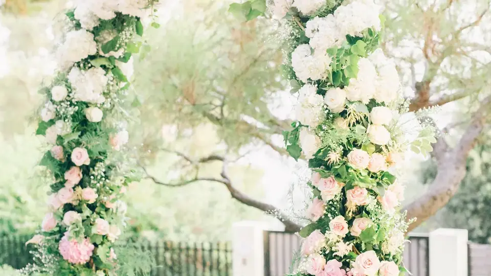 Arco de flores rosadas para una celebración de 15 años