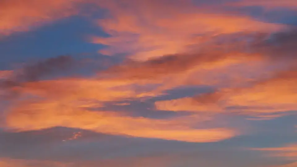 Cielo con nubes en rosa y azul