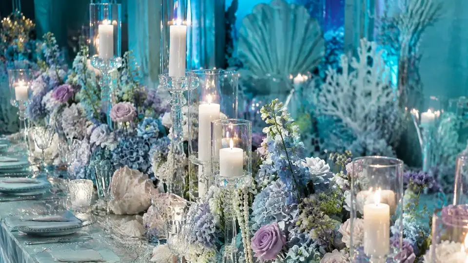 Mesa de celebración decorada con detalles azules