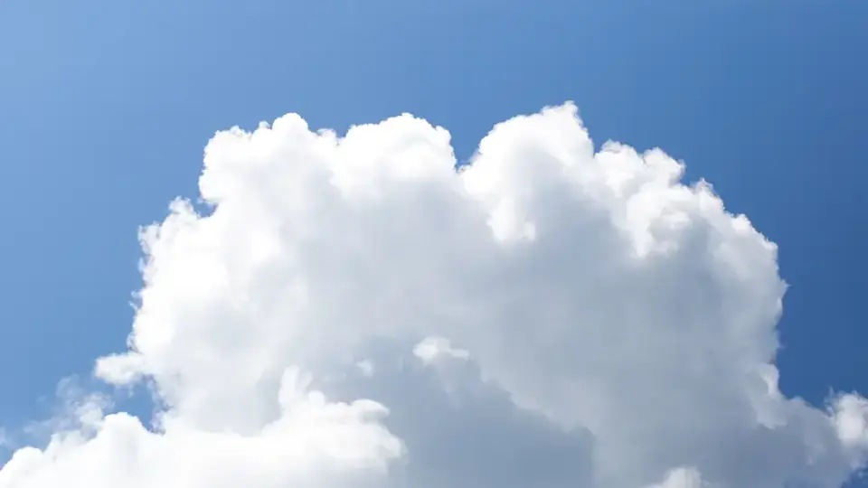 Nubes blancas en un cielo azul claro