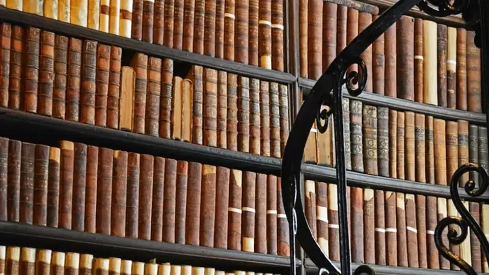Biblioteca con estantes de libros antiguos
