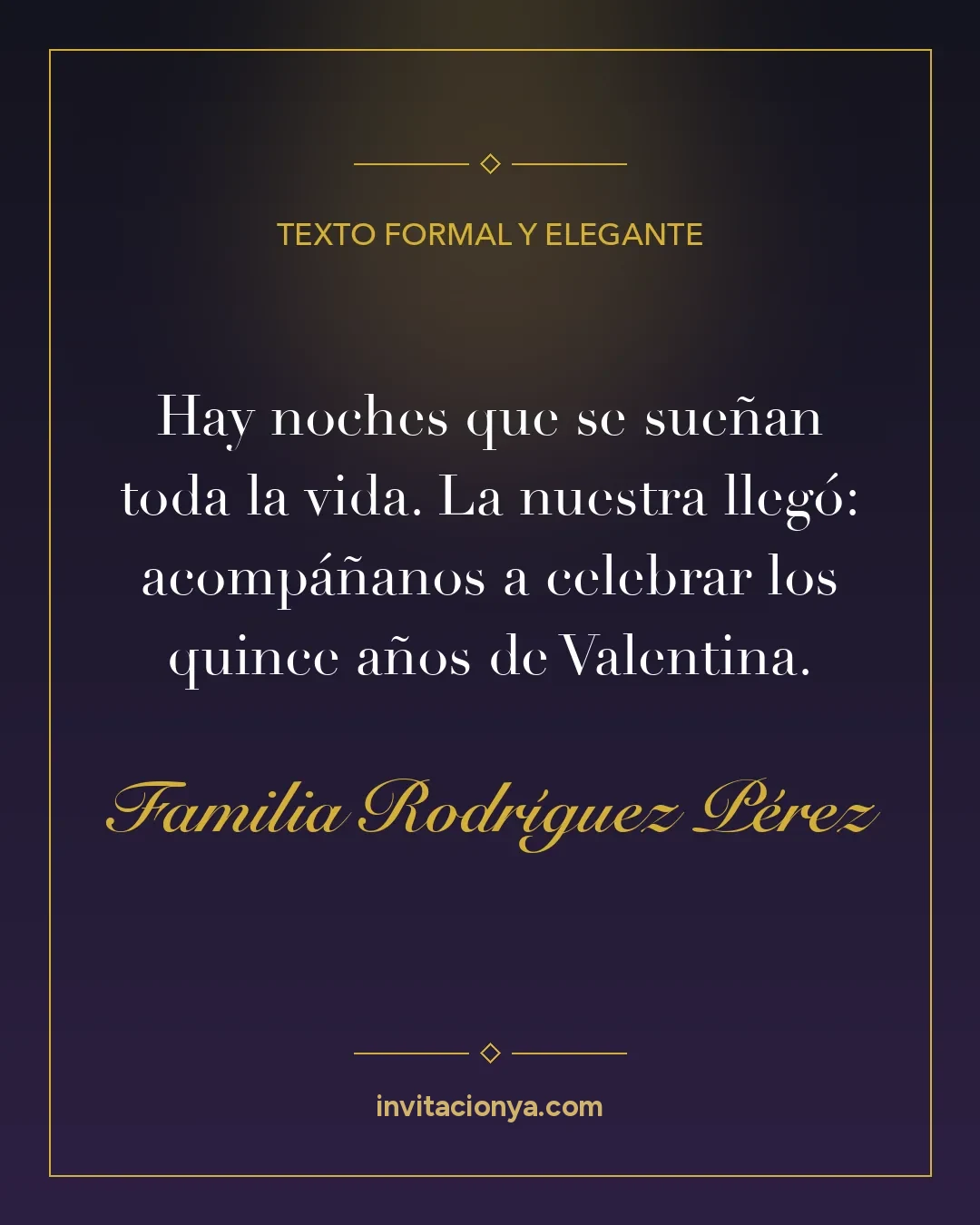 Texto formal para invitación de 15 años en tarjeta azul noche con letras doradas