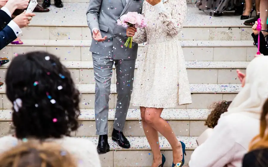 Novios saliendo entre confeti el día de su matrimonio